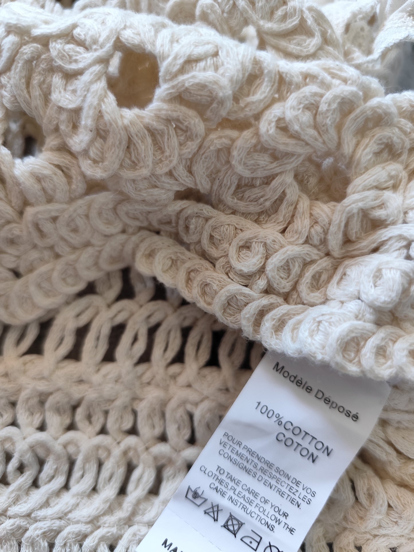 Gilet Court en Crochet – Esprit Bohème & Romantique