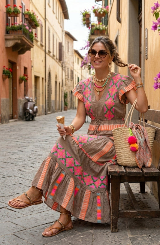 🌸 Robe Longue Bohème Chic – Broderies Néon & Détails Coquillages 🌸