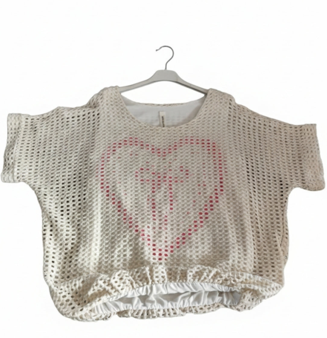 Haut filet ajouré écru avec motif cœur rose
