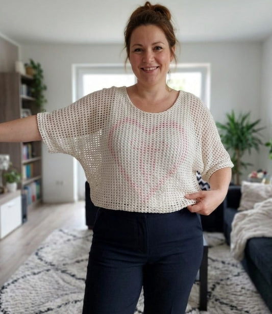 Haut filet ajouré écru avec motif cœur rose