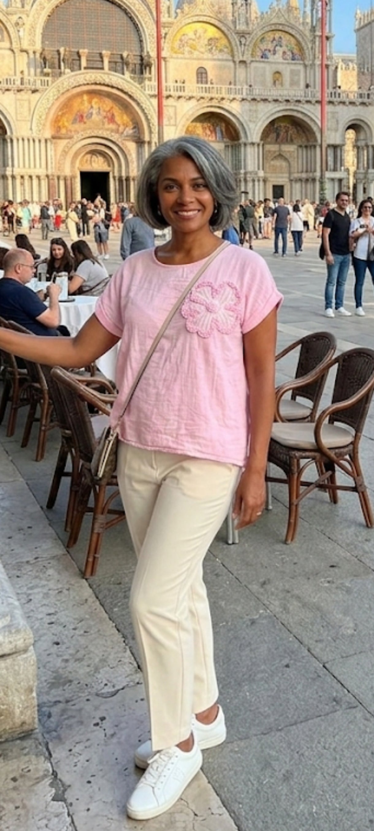 Blouse légère à motif fleur brodée – Style bohème chic