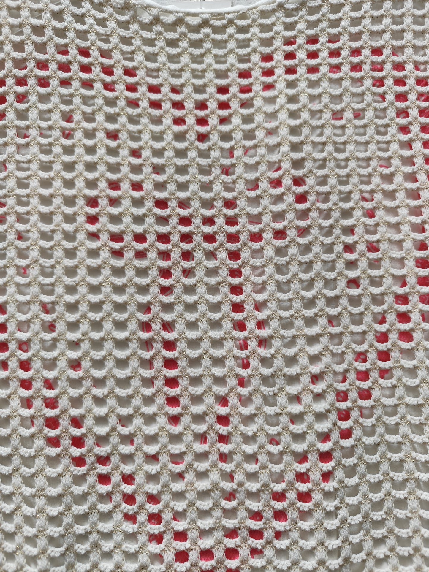 Haut filet ajouré écru avec motif cœur rose