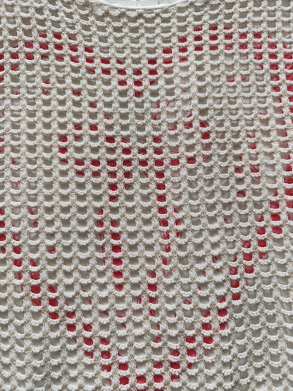 Haut filet ajouré écru avec motif cœur rose