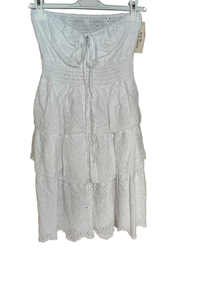 Robe Courte en Broderie Anglaise – Élégance Estivale & Charme Méditerranéen