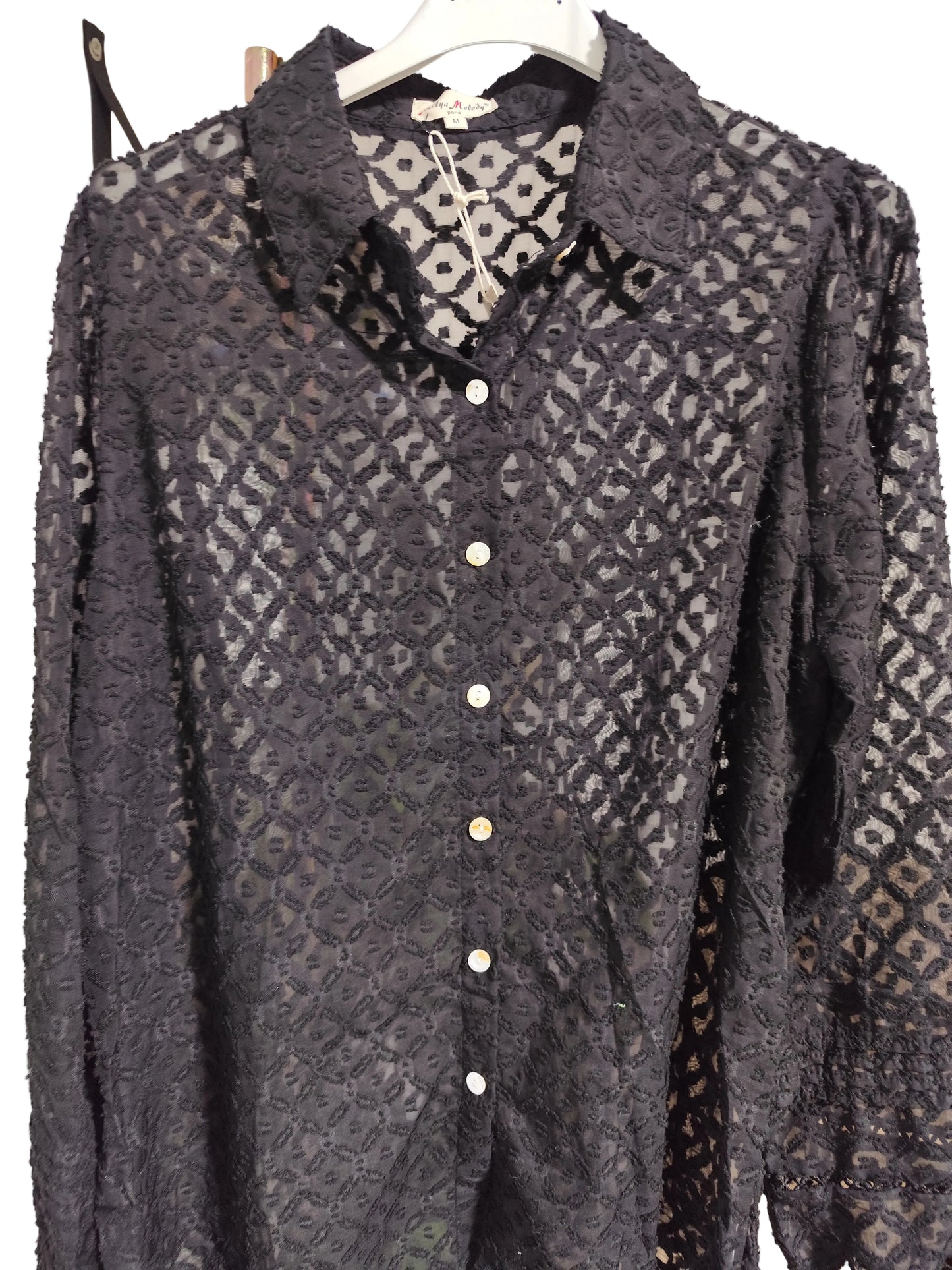 Chemise en Dentelle Géométrique – Élégance & Transparence