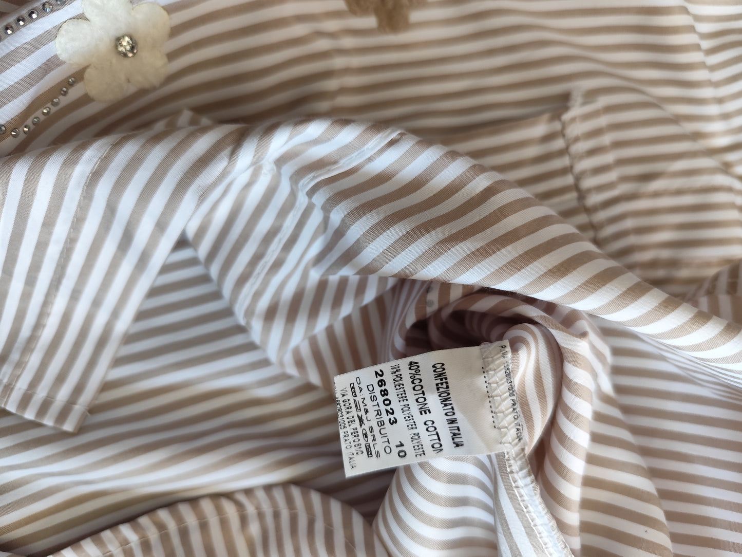 Chemise Longue Rayée à Broderies Florales – Style Bohème Chic