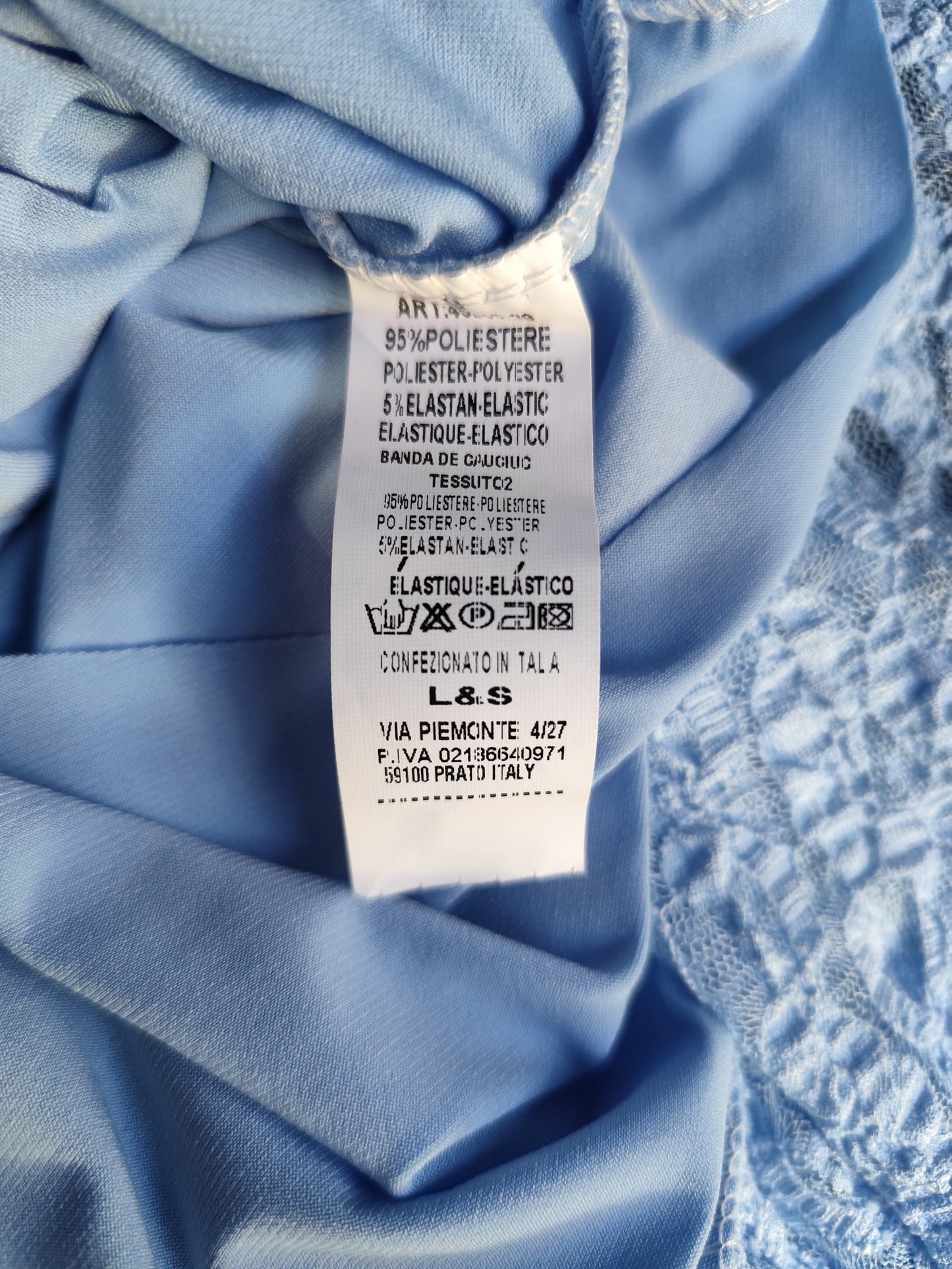 Combishort en Dentelle à Volants – L'Élégance Estivale