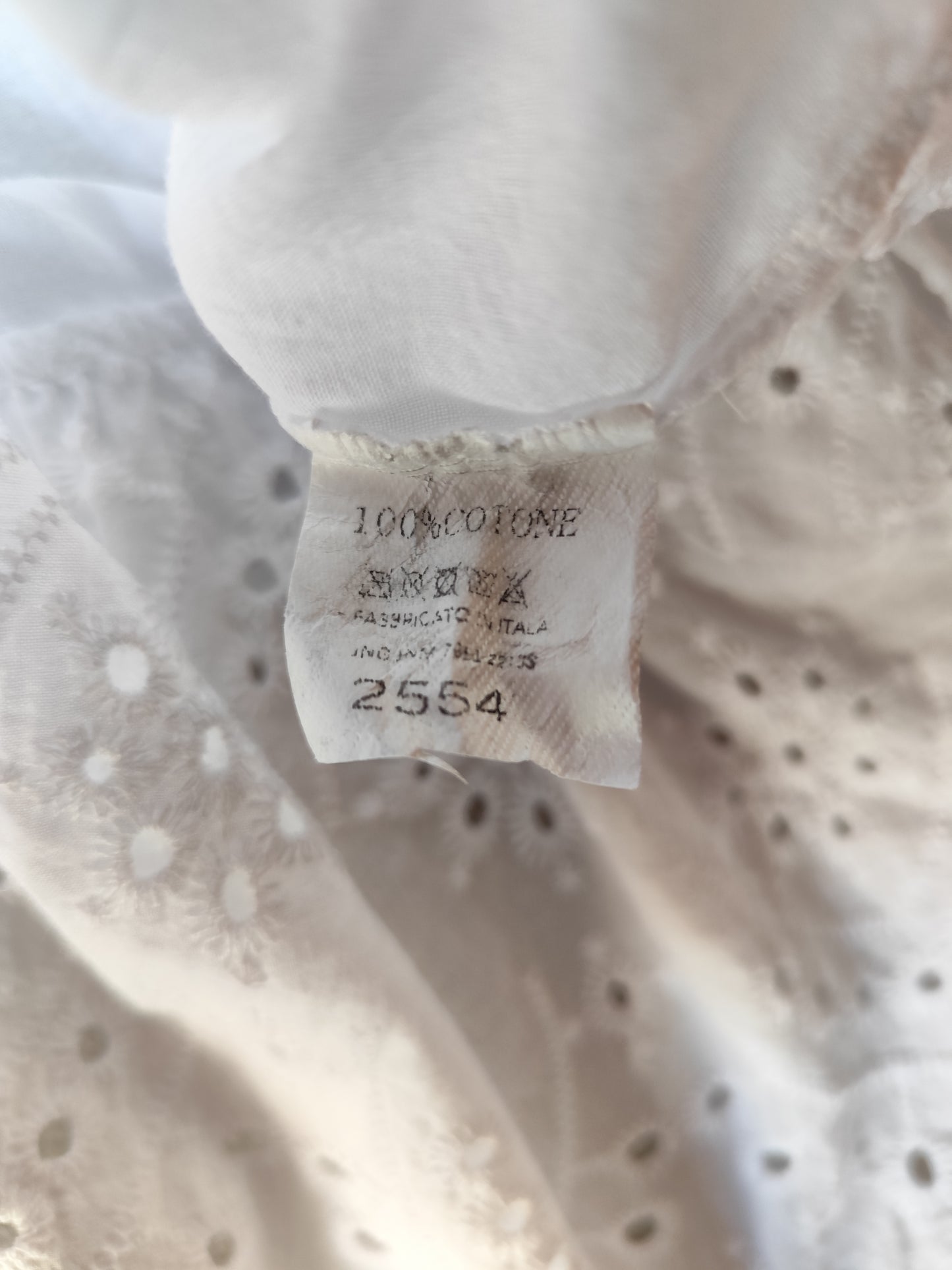 Robe Courte en Broderie Anglaise – Élégance Estivale & Charme Méditerranéen