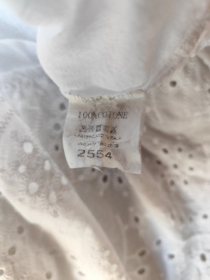 Robe Courte en Broderie Anglaise – Élégance Estivale & Charme Méditerranéen