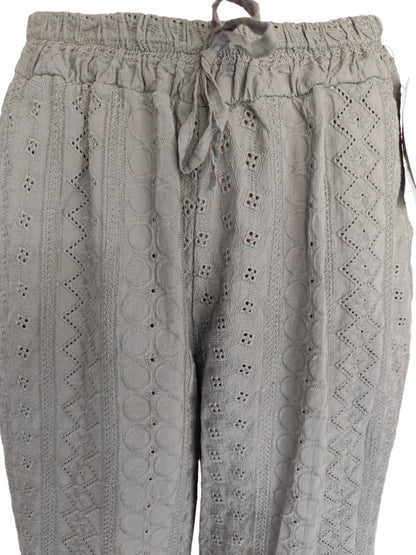 Pantalon Large en Broderie Anglaise – Élégance Bohème & Confort Absolu, fabrique en Italie