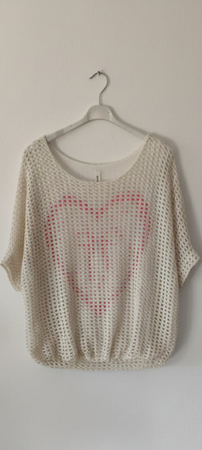 Haut filet ajouré écru avec motif cœur rose