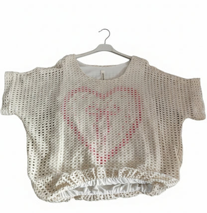 Haut filet ajouré écru avec motif cœur rose
