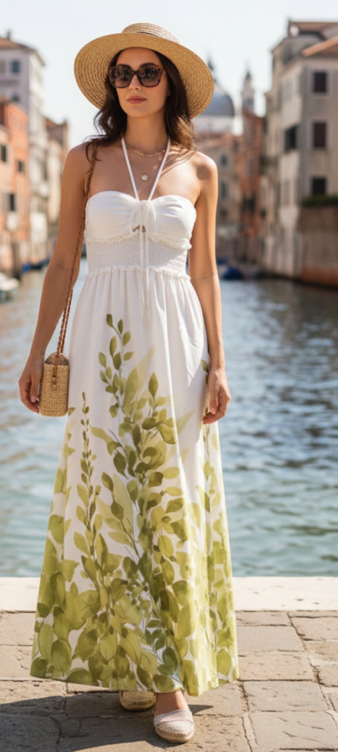 Robe longue estivale à motifs feuillages – Élégante et légère