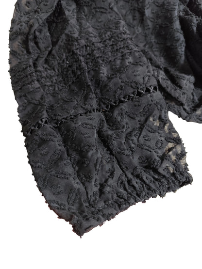 Chemise en Dentelle Géométrique – Élégance & Transparence