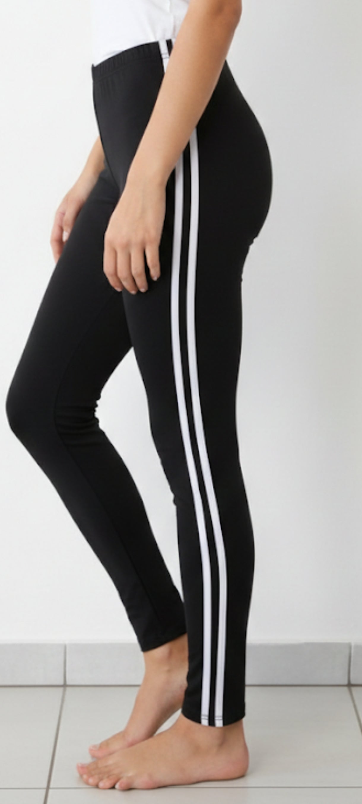 Legging Sport & Lifestyle – Noir à Bandes Latérales Blanches ✨