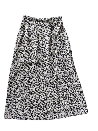 Jupe mi-longue fleurie esprit bohème chic