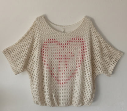 Haut filet ajouré écru avec motif cœur rose