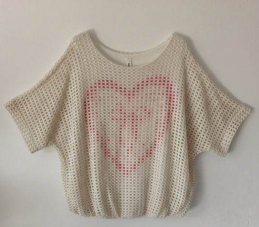Haut filet ajouré écru avec motif cœur rose
