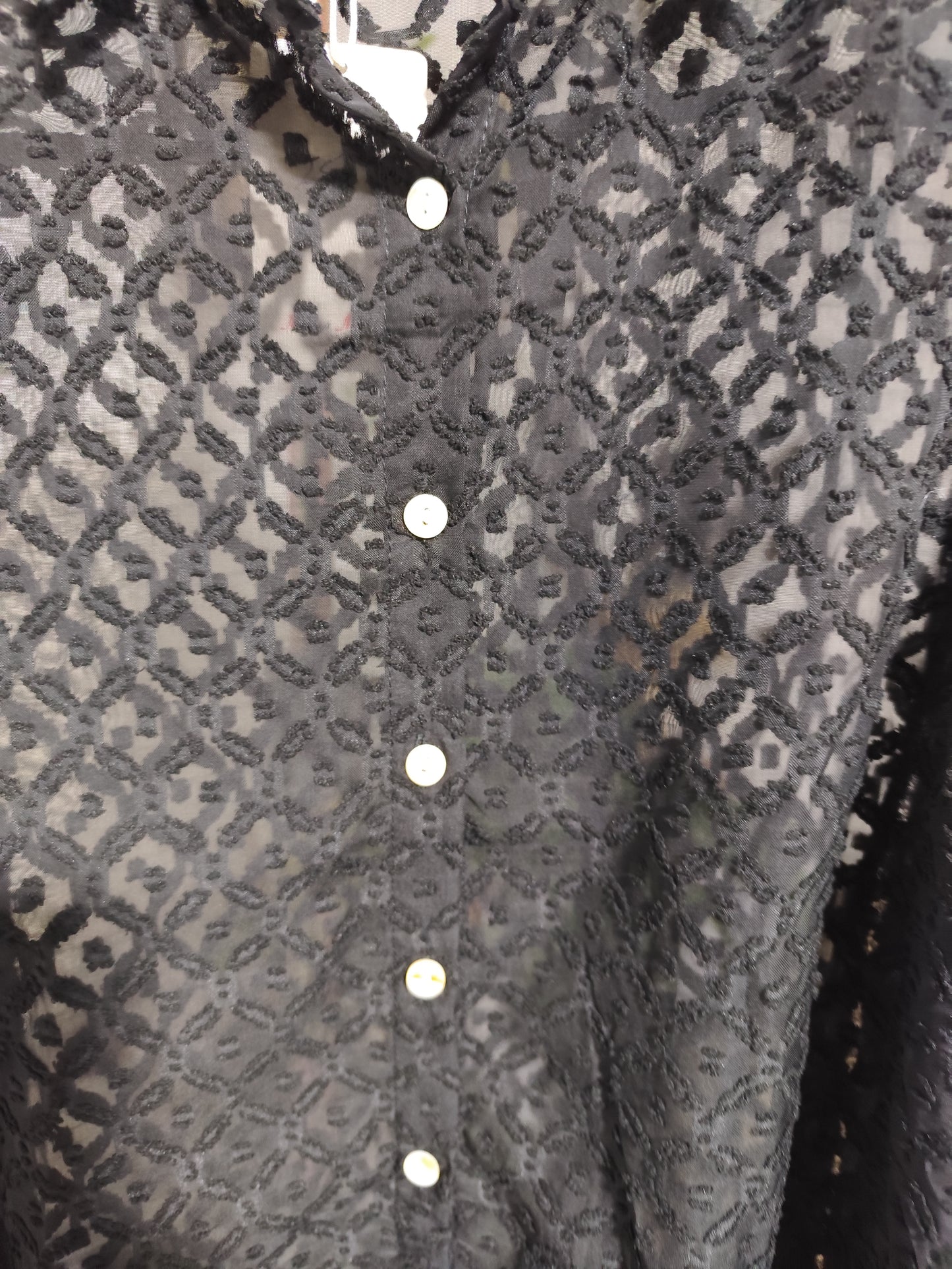 Chemise en Dentelle Géométrique – Élégance & Transparence