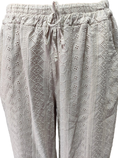 Pantalon Large en Broderie Anglaise – Élégance Bohème & Confort Absolu, fabrique en Italie